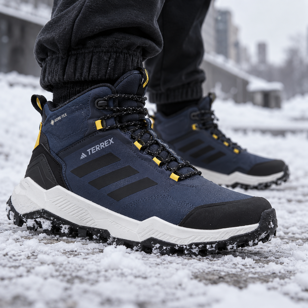 Adidas Terrex Winter — крупный план на ноге